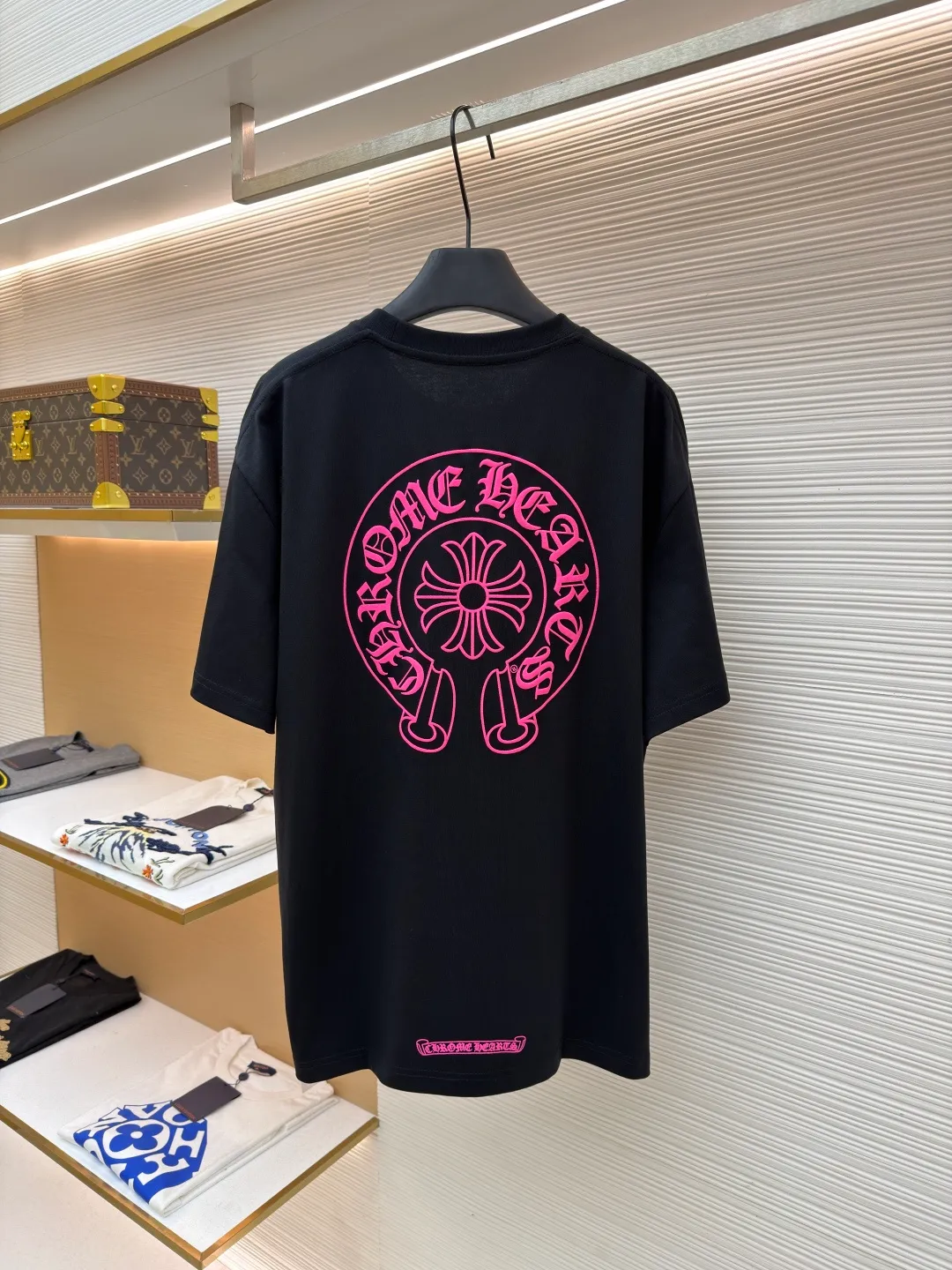 Chrome Hearts horseshoe pink T-shirt ●Item number: 1682508-X85 ●Fabric: cotton fabric ●Technology: hand-printed with ink ●Color: black ●Version: loose fit ●Weight: about 290 grams ●Size: S-M-L ●Description: This Chrome Hearts pocket printed short-sleeves are made of high-count double yarn cotton, with a weight of 320g. The fabric has been pre-washed to achieve a soft and skin-friendly touch. At the same time, it avoids shrinkage and fading problems from the root, and maintains a crisp shape after long-term wear. The body adopts seamless cylinder weaving technology, and there are no seams on the sides, so there is no sense of restraint when worn. The shoulders are classic dropped shoulders, and the loose body shape is suitable for all kinds of body shapes. The rose-red totem print on the left breast pocket is made of imported environmentally friendly slurry and produced through a high-precision screen printing process. The printing has clear layers and saturated colors, and it is not easy to crack or fall off after repeated washing. The neckline adopts a double-needle reinforced hemming design and is paired with a customized threaded collar, which is durable and not easily deformed. The overall wiring follows luxury craftsmanship standards, and the stitching is even and fine. Every detail demonstrates ingenuity. Customized hardware and accessories are complete with three logos, restoring the classic texture of the brand. The overall wiring is straight and delicate, the fabric is comfortable and soft, and the color is consistent without color difference. It can be matched with the same style to create a fashionable look and control various occasions. Customized accessories, complete with three standards, same style for men and women!